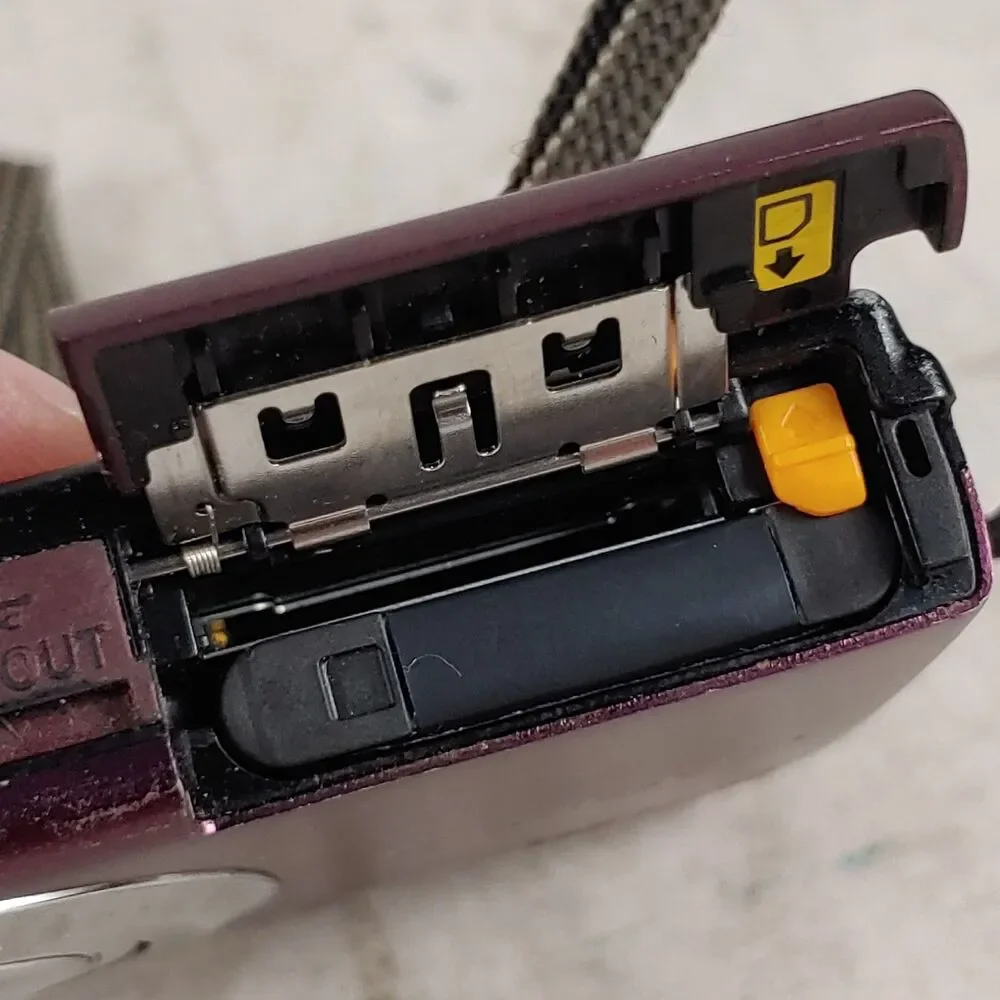 AS-IS Nikon Coolpix S3000 Digital Camera Purple - LENS ERROR For Parts